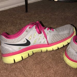 NIKE running/workout shoes💚